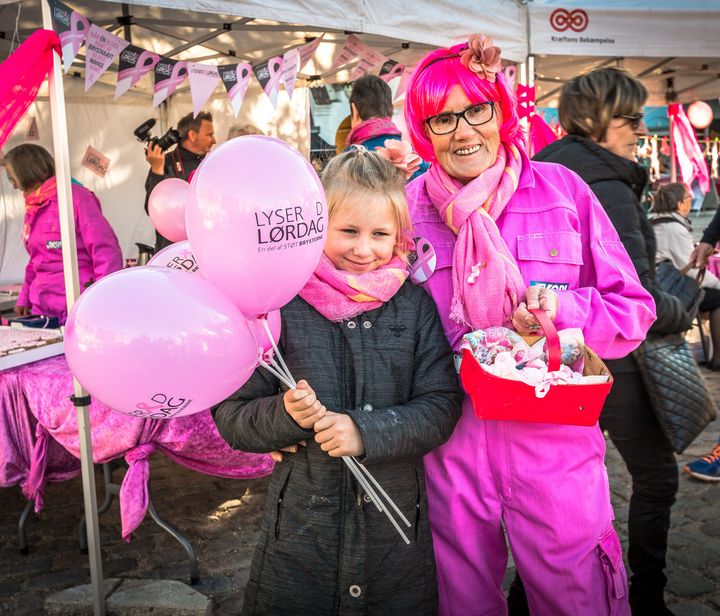 Generationerne mødes og hygger sig sammen, når Danmark på lørdag 'går i lyserødt.' Arkivfoto: Kræftens Bekæmpelse