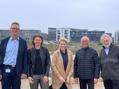 Dagens fem talere ses her med Egedal By i baggrunden, i rækkefølge set fra venstre i billedet: Borgmester Karsten Søndergaard, direktør i DAB Carina Seifert, formand for social- og sundhedsudvalget Vicky Holst Rasmussen, 1. viceborgmester og formand for planudvalget Ib Sørensen og Formand for ØAB, Ølstykke almennyttige Boligselskab, Poul Andreassen.