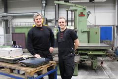 Smed og maskinarbejder Mads Juul Jakobsen (tv) og maskinmester Kristoffer Fornitz Hansen (th) er de senest ansatte medarbejdere hos Bast & Co. Foto: PR
