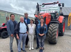 Salg og reparationer af maskiner i alle størrelser kendetegner Fredensborg Skov og Have. Bagerst ses borgmester Thomas Lykke Pedersen og ejer Henrik Brunholm, som foran sig har bogholder Anne-Louise Schulze og Edith Brunholm. Til venstre ses Thomas Jürgensen og John Hemming fra hhv. Humlebæk Erhvervsforening og Erhvervsrådet.