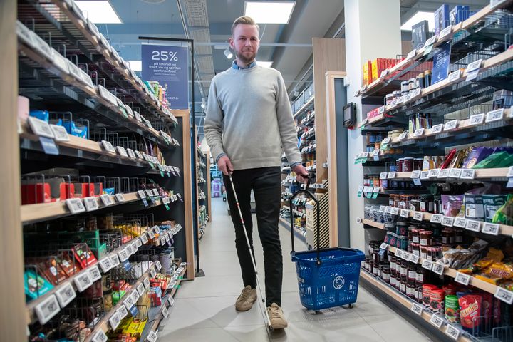 Kristian Schou Hedegaard på indkøbstur. Foto: Henrik Frydkjær
