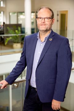 Blue Ocean Robotics er sammen med datterselskabet UVD Robots og med Odense Universitetshospital nomineret til en prestigefyldt europæisk robotkåring. Den handler om, hvem i Europa, der er suverænt bedst til at forvandle forskning til forretning inden for robotindustrien. Vinderen, der kan kunsten at kombinere videnskab og vækst, modtager i denne uge euRobotics’ Technology Transfer Award for deres resultater. CEO Claus Risager er glad for at være blandt finalisterne til kåringen.