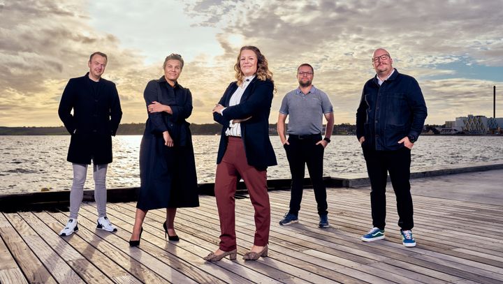 Louise Kassentoft Windfeld (forrest, nyvalgt bestyrelsesformand), og fra venstre : Carsten Søe-Larsen, Mai Manaa, Søren Løndal Nielsen og Casper Søe-Larsen.