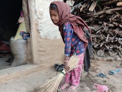 Dhirja bruger 8 timer om dagen på husligt arbejde og børnepasning. Foto: Mission Øst
