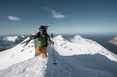 På Island er der mulighed for at stå på ski hele vejen fra bjergtop ned til havet. Foto: De Brede Planker/PR.