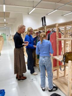 Birgitte, Emma og Kathrine var forbi og sætte deres varer op i weekenden, så den står klar til åbningen d. 14. januar 2023. Foto: Kirppu