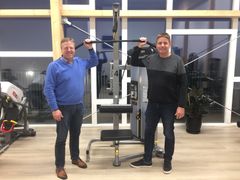 Arne Rahbek (tv) og Lars Andersen foran en af de maskiner i Gårslev Fitness, der både kan benyttes af mennesker med og uden bevægelseshandicap.