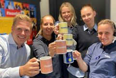 Mange medarbejdere mødte op, da Jens Stratmann, adm. direktør i Lidl, (tv.) var på besøg i flere af kædens butikker, og sådan var billedet over hele landet. I flere butikker mødte medarbejdere endda glædeligt op, selvom de havde fri eller ferie.