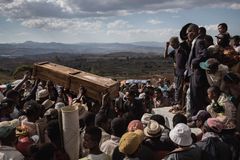 Hør fotograf Klaus Bo fortælle om dødsritualer i hele verden; her Madagaskar. Foto: Klaus Bo