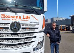 Esben Vernholdt Jensen foran Horsens Lifts ny administrationsbygning. PR-foto: Jørgen Nielsen.