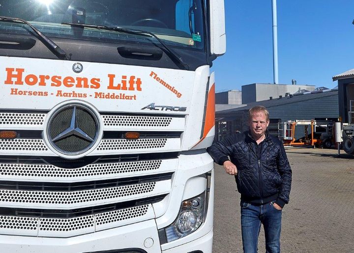 Esben Vernholdt Jensen foran Horsens Lifts ny administrationsbygning. PR-foto: Jørgen Nielsen.