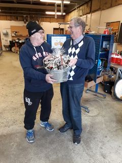 Det er pensionist John Rasmussen (tv), der hjælper Projekt- og Integrationsafdelingen i Frederikshavn Kommune med at istandsætte gamle cykler, så integrationsborgere kan få et gratis og godt køretøj. En indsats, som GF Nords formand, Jens Jørgen Vinther, tidligere på året gav ham en personlig anerkendelse for.