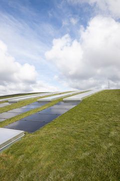 Solceller på taget og jordvarme dækker energiforbruget i Sydhavn Genbrugscenter. Foto: Torben Eskerod