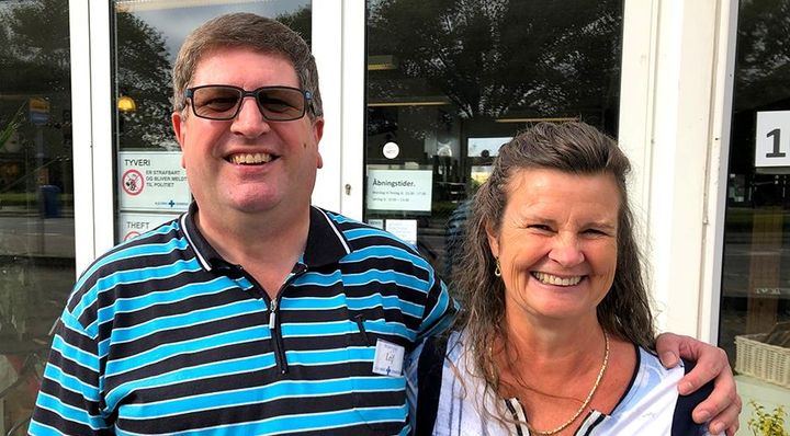 Leif og Anna er begge blevet frivillige i genbrugsbutikken i Herning efter de stoppede på arbejdsmarkedet. Foto: Blå Kors