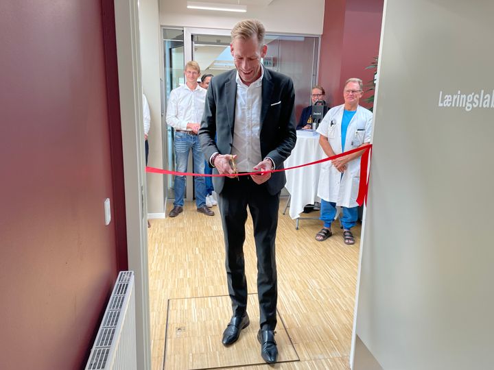 Regionsrådsformand Heino Knudsen klipper snoren til det nye Læringslab på Nykøbing F. Sygehus.