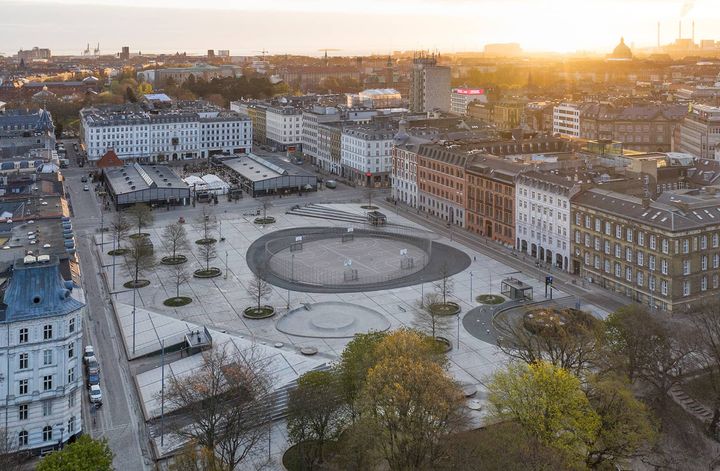 Udformningen af Israels Plads i København er et eksempel på, hvordan et byrum er blevet redefineret for at tjene flere formål og aktiviteter - ved at prioritere mennesker først. Foto: Sweco.