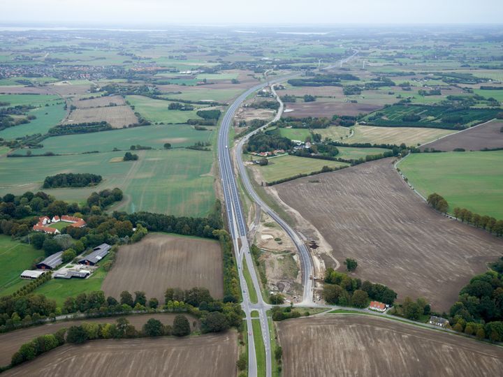 Kalundborgmotorvejen ved Knabstrup med blik mod øst og afslutningen af 2. etape. Foto: Vejdirektoratet.