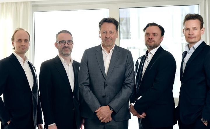 Ved underskrivelsen. Fra venstre: Jakob Fuhr Hansen (Partner, Nordic Alpha Partners), Nikolaj Magne Larsen (CFO, Re-Match), Stefaan Florquin (CEO, Re-Match), Dennis Andersen (Grundlægger, Re-Match), Laurits Bach Sørensen (Partner, Nordic Alpha Partners)