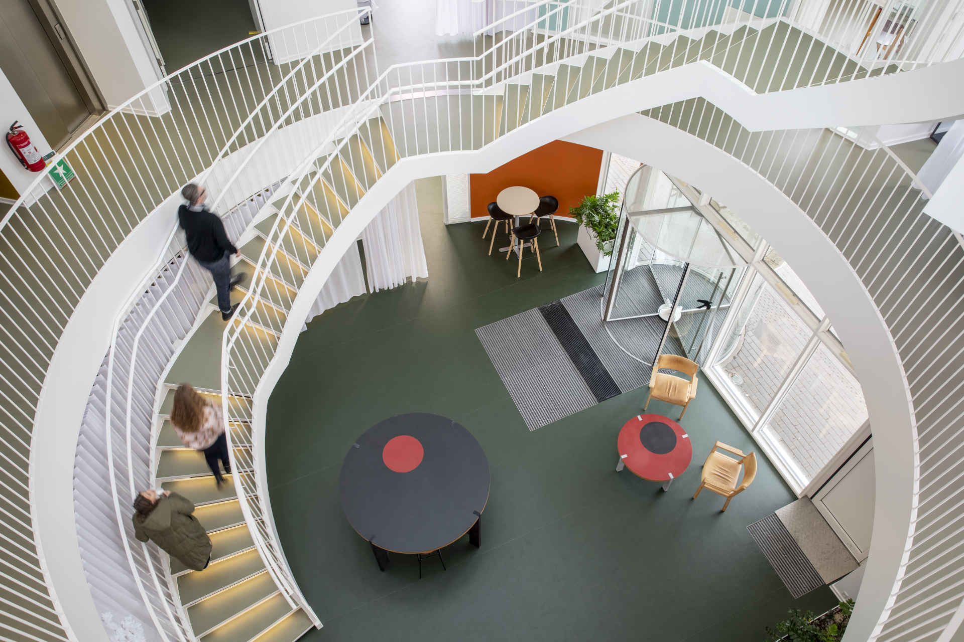 udledning 鍔 Krage Nyt innovationscenter uden nye møbler: Universitetets kældre gemte på  genbrugsguldet | Københavns Universitet