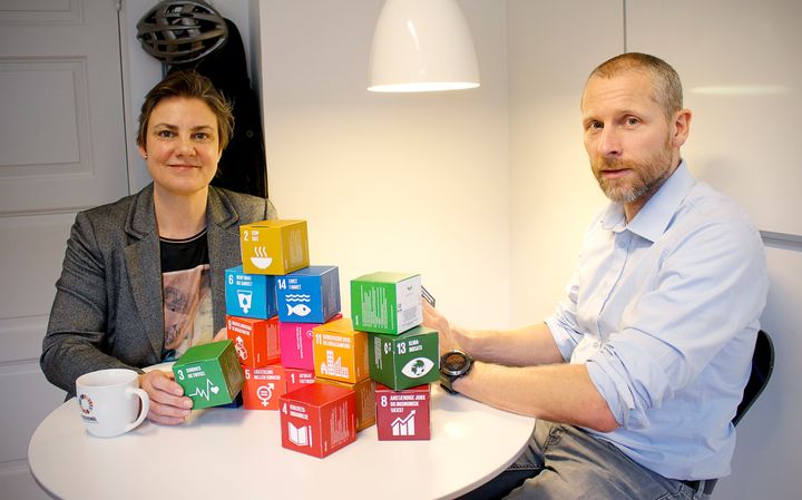 Sekretariatschef Mette Fjording og driftschef Kasper Færk Jacobsen er enige om, at social og miljømæssig bæredygtighed betaler sig. FN's Verdensmål, her som byggeklodser, har bragt bæredygtighed på alles læber. Foto: Karen Grønkjær.