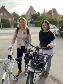 Medlem af regionsrådet i Region Hovedstaden, Sophie Hæstorp Andersen, og medlem af hovedbestyrelsen i Cyklistforbundet, Fatima Hachem var mødt op for at høre mere om livet som børnecyklist.