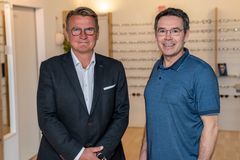 Nyt Syns administrerende direktør, Søren Pedersen,(til venstre) byder Peter Haakon Boa velkommen i Nyt Syn. Foto: PR.