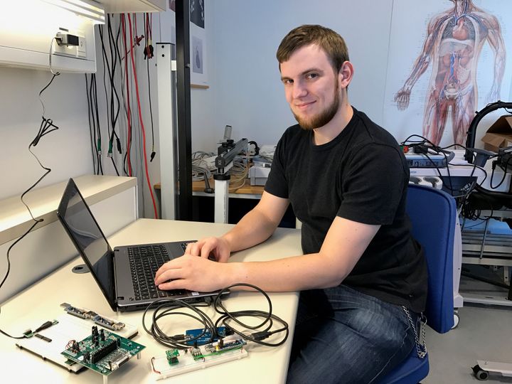 Kim Munck Jeppesen med den første prototype af sit udstyr, der kan foretage 16 SCG-målinger samt et EKG på samme tid