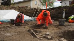 Arkæologer fra ROMU i fuld gang med at udgrave kirkegårdplads midt i Slangerup by. Kredit ROMU