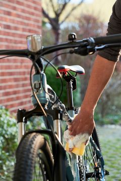 Ovenpå vinteren har cyklen stået model til både regn, salt og slud, så giv den en grundig vask med varmt sæbevand ovenfra og ned. Foto: PR.
