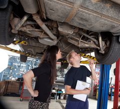 Det er vigtigt at rustbeskytte bilen i tide. Selv en lille rustplet kan hurtig udvikle sig, og det kan blive en dyr fornøjelse på værkstedet. Foto: PR.