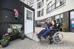 På plejehjemmet Lotte på Frederiksberg har beboere mulighed for at få besøg af pårørende i en særligt indrettet mødecontainer uden smitterisiko. Foto: PR.
