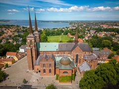 Det er 27 år siden, at Roskilde Domkirke blev optaget på UNESCO’s verdensarvsliste. Den 16. november bliver en del af den lyst op udefra af lyskunstværket ”Stjerneskær”. Foto: Mik Dahl, Storyflight