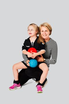 Rikke Nielsen, leder for LykkeLiga, er glad for støtten fra Louis Nielsen. Her er hun sammen med sin datter, Magda Lundsgaard, som også spiller håndbold i LykkeLiga