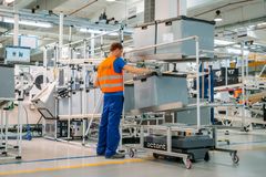 Whirlpool har siden 2018 anvendt MiR-robotterne fra Danmark til at optimere sin interne logistik. Koncernen er verdens førende største hvidevareproducent med en årlig omsætning på ca. 20 milliarder euro, 92.000 ansatte og 65 produktionsanlæg og teknologiforskningscentre. Virksomheden står bag brands som Whirlpool, KitchenAid, Maytag, Consul, Brastemp, Amana, Bauknecht, JennAir og Indesit.