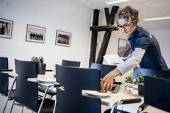 Annette Brogaard arbejder i dag for flere arbejdsgivere; hun styrer selv sin arbejdsdag, og det skaber ro i hendes hverdag. Foto: Morten Stricker