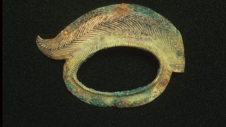 Dette stykke af en pragthjelm af bronze er en af puslespilsbrikkerne i arkæologernes viden om Lejres position i vikingetiden. Foto: Museumskoncernen ROMU