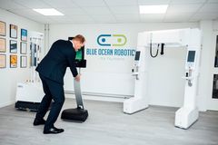 Jeg ser meget frem til at gøre mit til, at Blue Ocean Robotics kan fortsætte sin vækst. I en verden med voksende mangel på arbejdskraft og et stigende antal ældre er det tvingende nødvendigt at indtænke nye teknologier og robotter for at klare udfordringerne i bl.a. sundhedssektoren. Servicerobotter er en central del af løsningen, når kvalitet og produktivitet skal løftes samtidig, påpeger den nye CEO i Blue Ocean Robotics, Janus Doré Pagh.