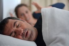 En fjerdedel af danskerne snorker jævnligt. Det kan give knas i parforholdet og medføre adskillige sundhedsproblemer. Foto: PR.