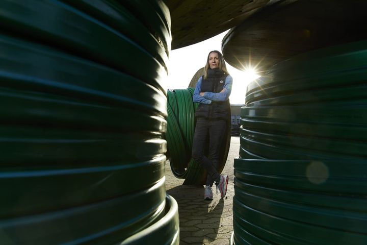"Flere udbydere på nettet er med til at give et varieret indhold og flere muligheder for kunderne. Det gør det endnu mere interessant for kunderne at komme over på vores fibernet”, siger Pernille Johannessen, forretningsudviklingsdirektør i EWII