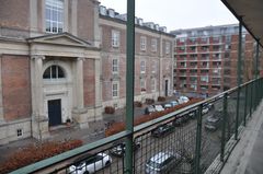 Borgergårdens nabo, Salomons Palæ, bygget af frimurerene, er blandt Københavns dyreste adresser i dag. På den måde kan bankdirektøren og den studerende bo side om side i centrum i dag