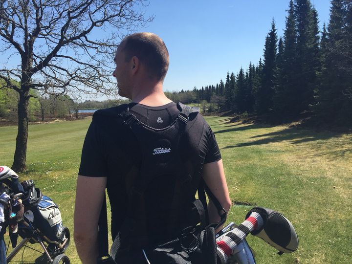 Som følge af psoriasisgigt og skulderproblemer måtte Anders Ulriksen stoppe som professionel golfspiller, men med hjælp fra en holdningskorrigerende trøje dyrker han i dag sin sport på eliteplan. Foto: PR.