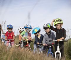 Allerede når dit barn er halvandet-to år gammel kan du med en løbecykel gå i gang med Cykelleg. Foto: Cyklistforbundet