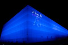 UNICEFs Verdenslager i Nordhavn lyser op i blåt på børnekonventionens fødselsdag 20. november. UNICEF har i år 75 års jubilæum. Foto: Charles Asamoah