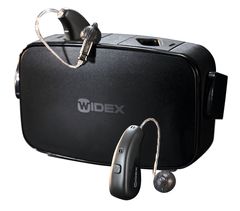 WIDEX MOMENT har markedets mindste genopladelige høreapparat, og dermed hører det ugentlige skift af batterier fortiden til. Foto: PR.