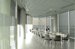 Moderne kontorbygninger med store glasfacader er flotte, men mængden af sollys skaber meget varme. 82 procent af denne energi bliver blokeret med Verosol Silverscreen. Foto: PR.