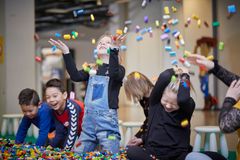 LEGO World finder sted i vinterferien i uge 7 og inviterer til leg og kreativitet med millioner af LEGO klodser for både børn og voksne. I år er der flere nye områder samt workshops for hele familien. Billedet er fra LEGO World 2019. - FOTO: LEGO Group