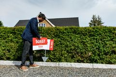En del boligejere vil typisk bruge friværdien på boligen eller andet forbrug - andre boligejere overvejer at sælge, når priserne stiger. Foto: Home