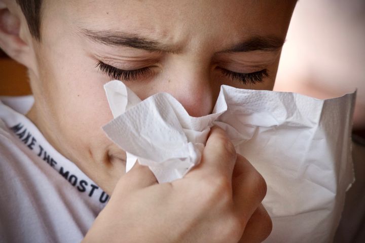 Lider du af ondt i hovedet og forkølelse? Så kan det stamme fra dit indeklima. Knap hver anden dansker lufter nemlig ikke nok ud om vinteren, hvilket forringer indeklimaet i hjemmet. Foto: PR