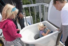 I Mobile Science Center kan du blandt andet prøve at kravle igennem kæmpetoilettet på taget af containeren og se, hvad du møder i kloakken. (Foto: ENERGI & VAND)