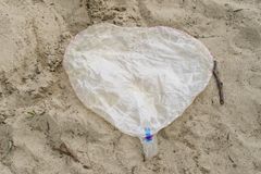 Denne heliumballon er ikke så sjov længere. Slet ikke for de dyr, der måske får den galt i halsen, når den flyder rundt i havet. Foto: WWF Verdensnaturfonden